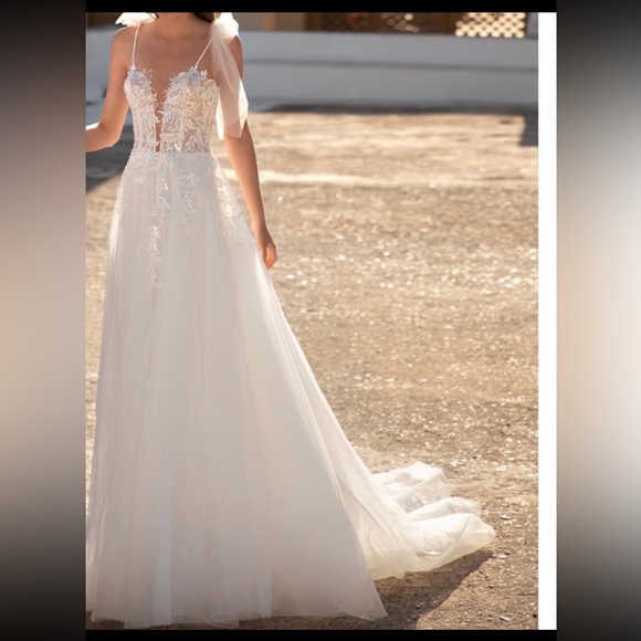 Elegant Lace Wedding Dress